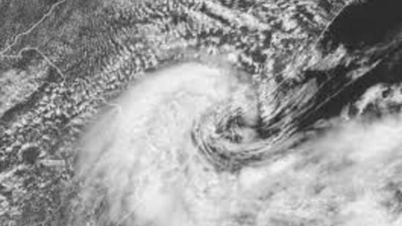 Imagem de satélite mostrando uma área de baixa pressão sobre o Oceano Atlântico, próxima ao estado do Rio de Janeiro.