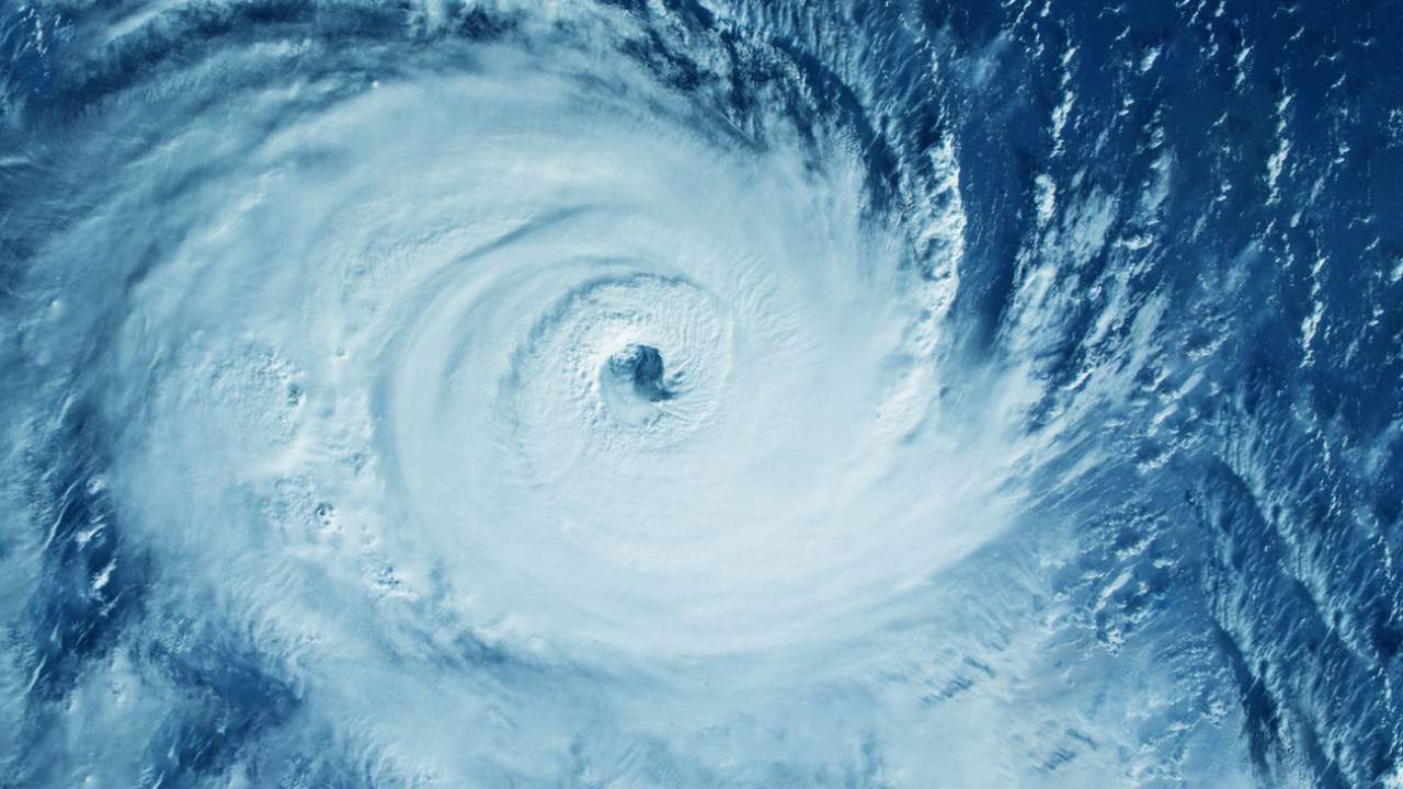 Imagem ilustrativa de um ciclone extratropical, mostrando a formação espiralada de nuvens sobre o oceano.