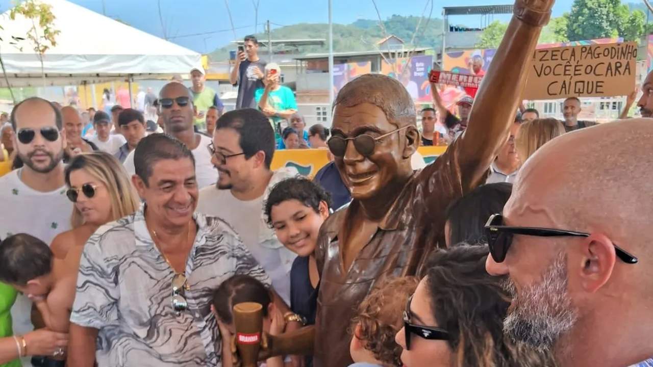Inauguração da estátua de Zeca Pagodinho em Xerém, com multidão e homenagens.