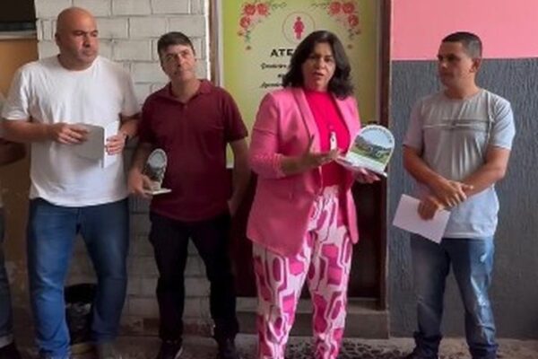 Inauguração de banheiro feminino no CREM: Mulher e outros em evento.