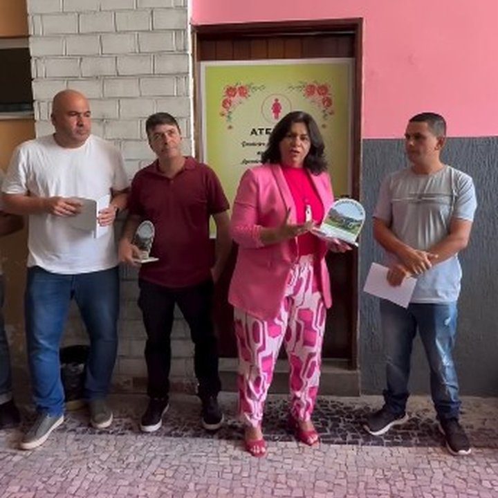 Inauguração de banheiro feminino no CREM: Mulher e outros em evento.