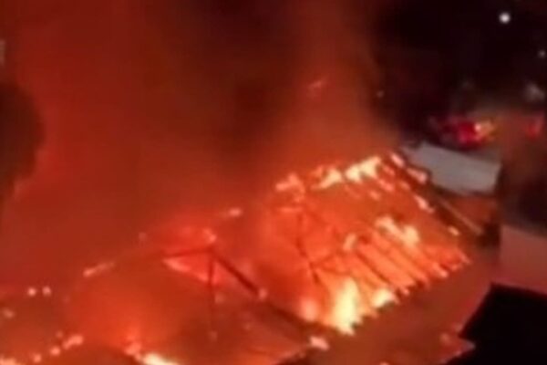 Imagem de um incêndio que destruiu uma escola na Tijuca, Rio de Janeiro.