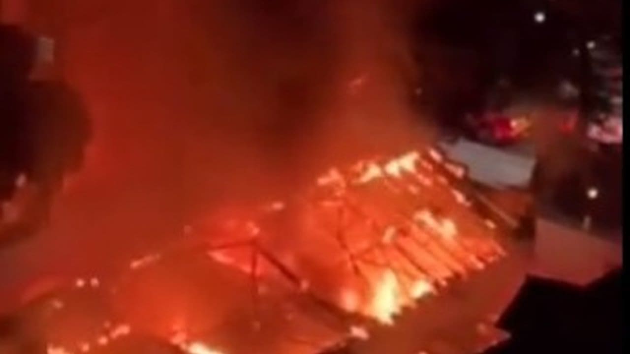 Imagem de um incêndio que destruiu uma escola na Tijuca, Rio de Janeiro.