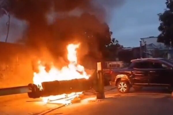 Incêndio em estrutura durante operação policial no Morro da Mangueira, Rio de Janeiro.