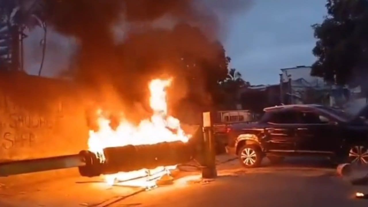 Incêndio em estrutura durante operação policial no Morro da Mangueira, Rio de Janeiro.
