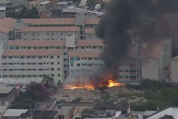 Incêndio em lixão perto de prédios residenciais em Inhaúma, Rio de Janeiro.