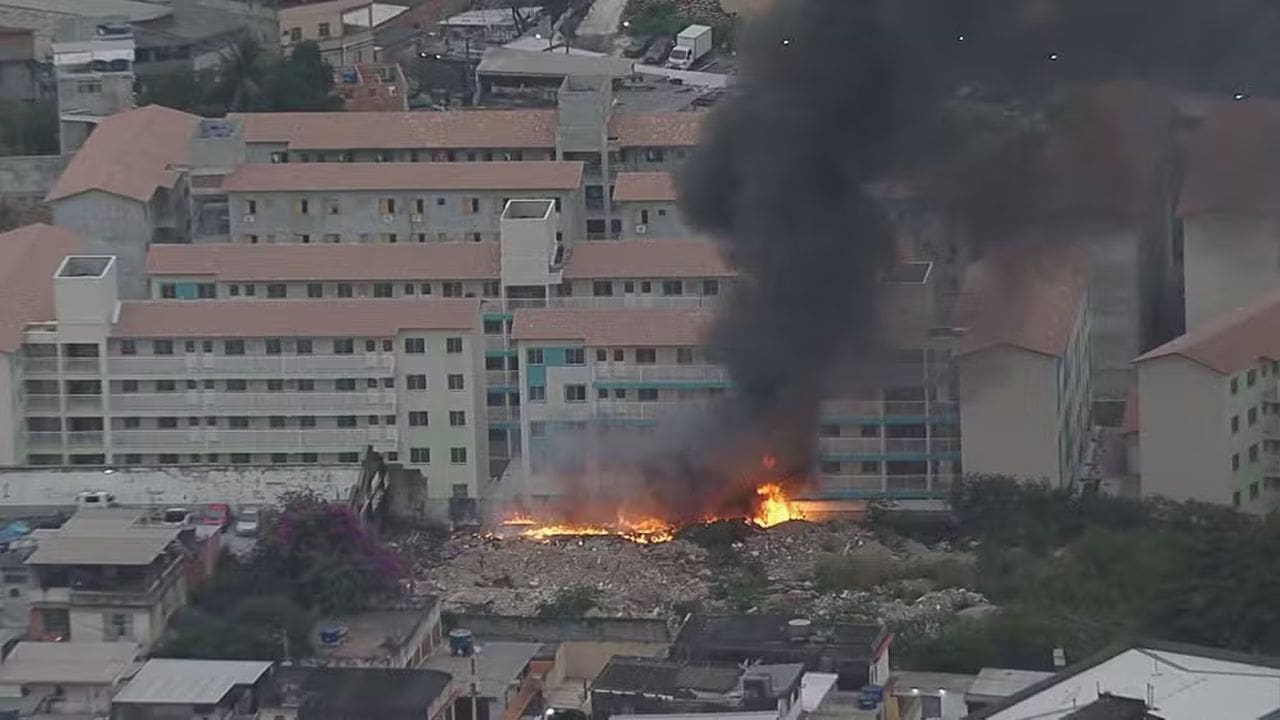 Incêndio em lixão perto de prédios residenciais em Inhaúma, Rio de Janeiro.