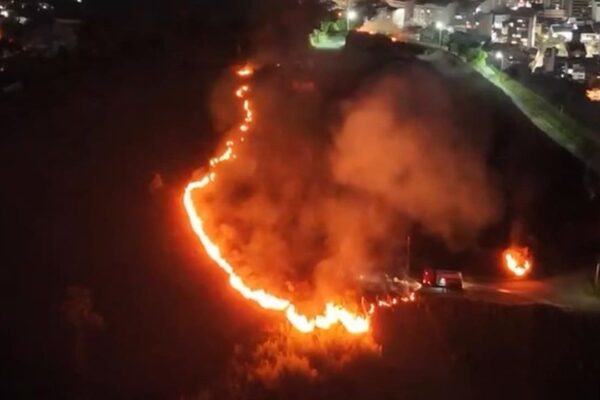 Incêndio florestal no bairro Suíço em Nova Friburgo, RJ, à noite.