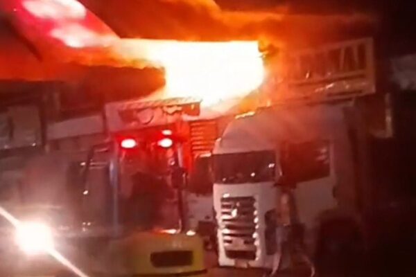 Incêndio no CEASA do Rio de Janeiro. Caminhões em chamas.