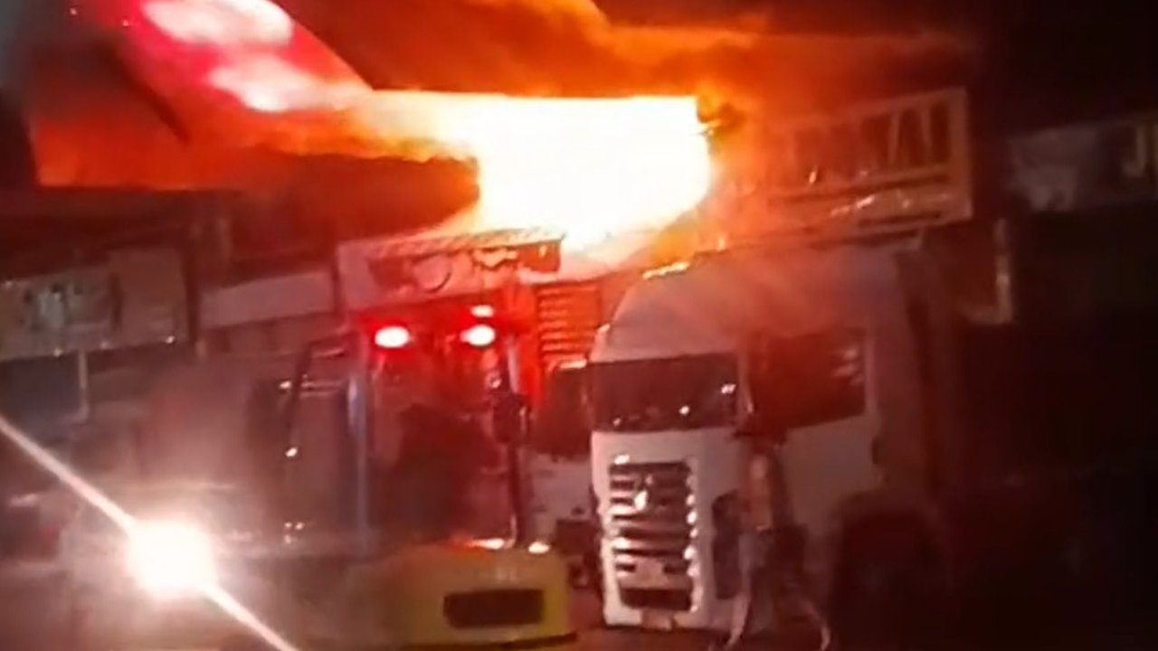 Incêndio no CEASA do Rio de Janeiro. Caminhões em chamas.