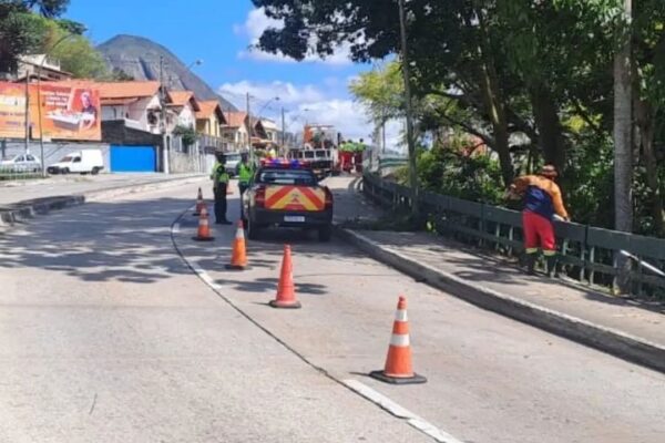 Instalação de guarda-corpo em viaduto de Nova Friburgo, com cones e viatura no local.