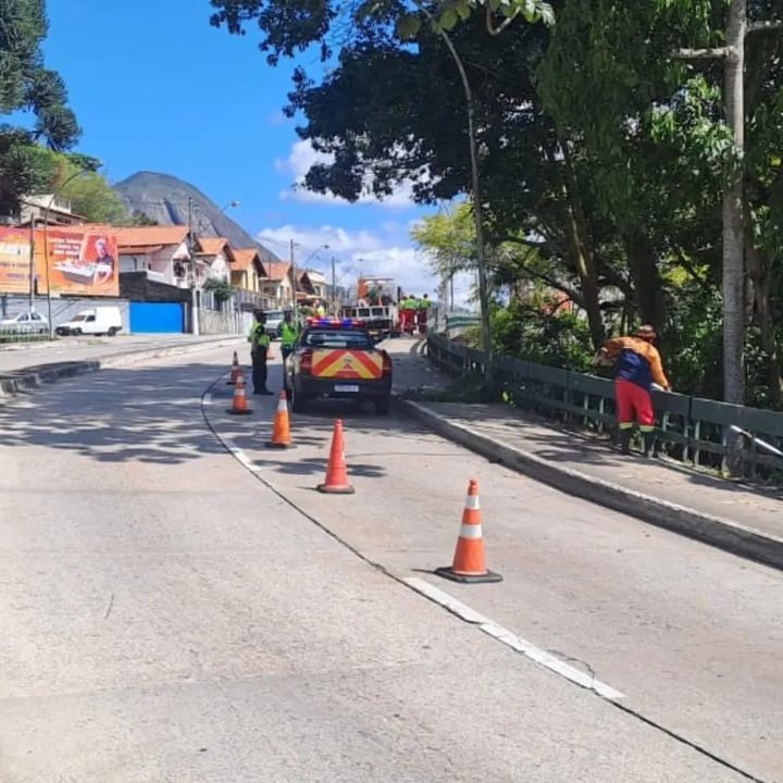 Instalação de guarda-corpo em viaduto de Nova Friburgo, com cones e viatura no local.