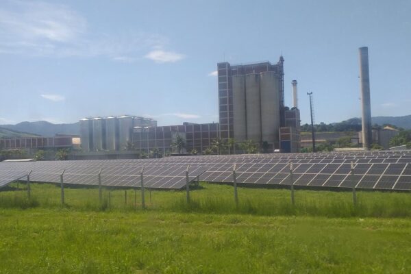 Instalações industriais da Ambev com painéis solares e chaminés, em Cachoeiras de Macacu.