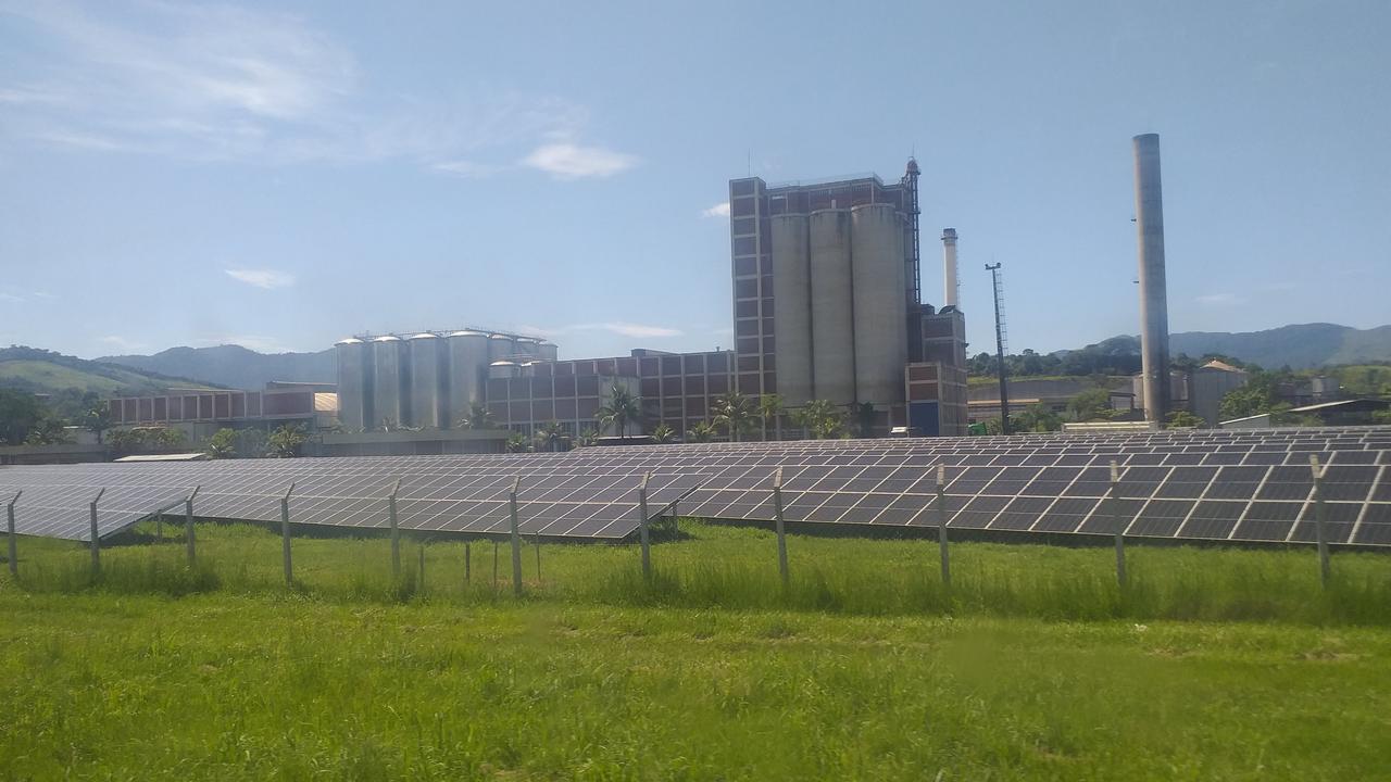 Instalações industriais da Ambev com painéis solares e chaminés, em Cachoeiras de Macacu.