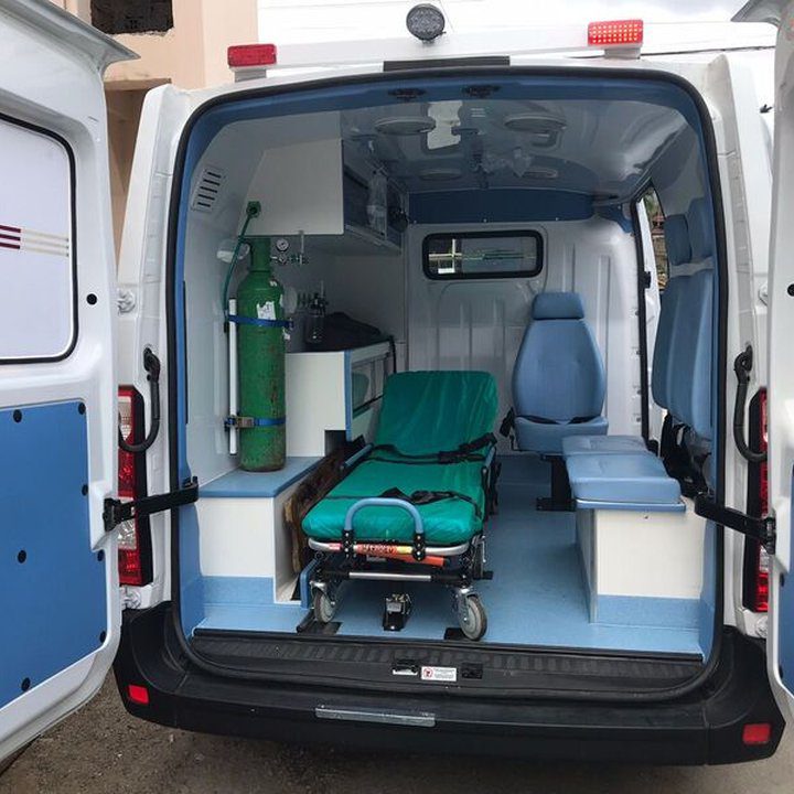 Interior de ambulância, com maca, assentos e equipamento médico, provavelmente em Lumiar.