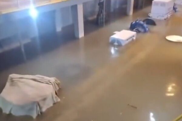 Inundação em instalação, possivelmente relacionada ao sistema Guandu, com equipamentos submersos.