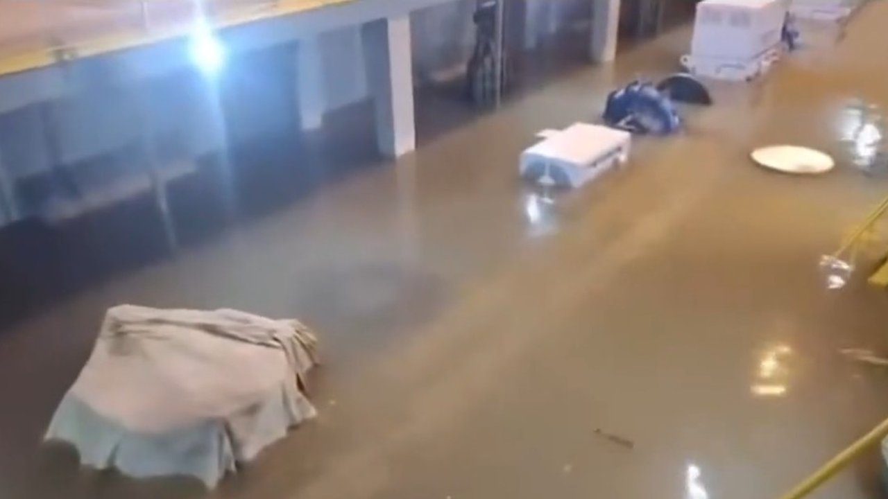 Inundação em instalação, possivelmente relacionada ao sistema Guandu, com equipamentos submersos.
