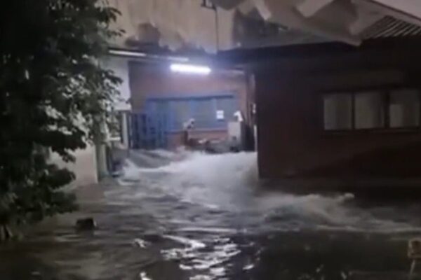 Inundação em Nova Iguaçu após rompimento de adutora do Sistema Guandu.