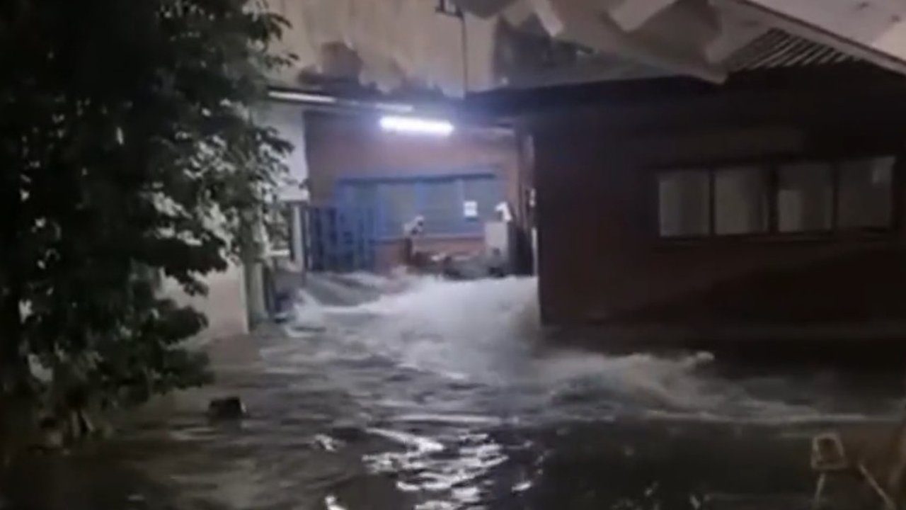 Inundação em Nova Iguaçu após rompimento de adutora do Sistema Guandu.