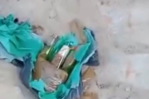 Itaperuna-RJ: Imagem mostra área após atentado a bomba, com destroços e tecido.