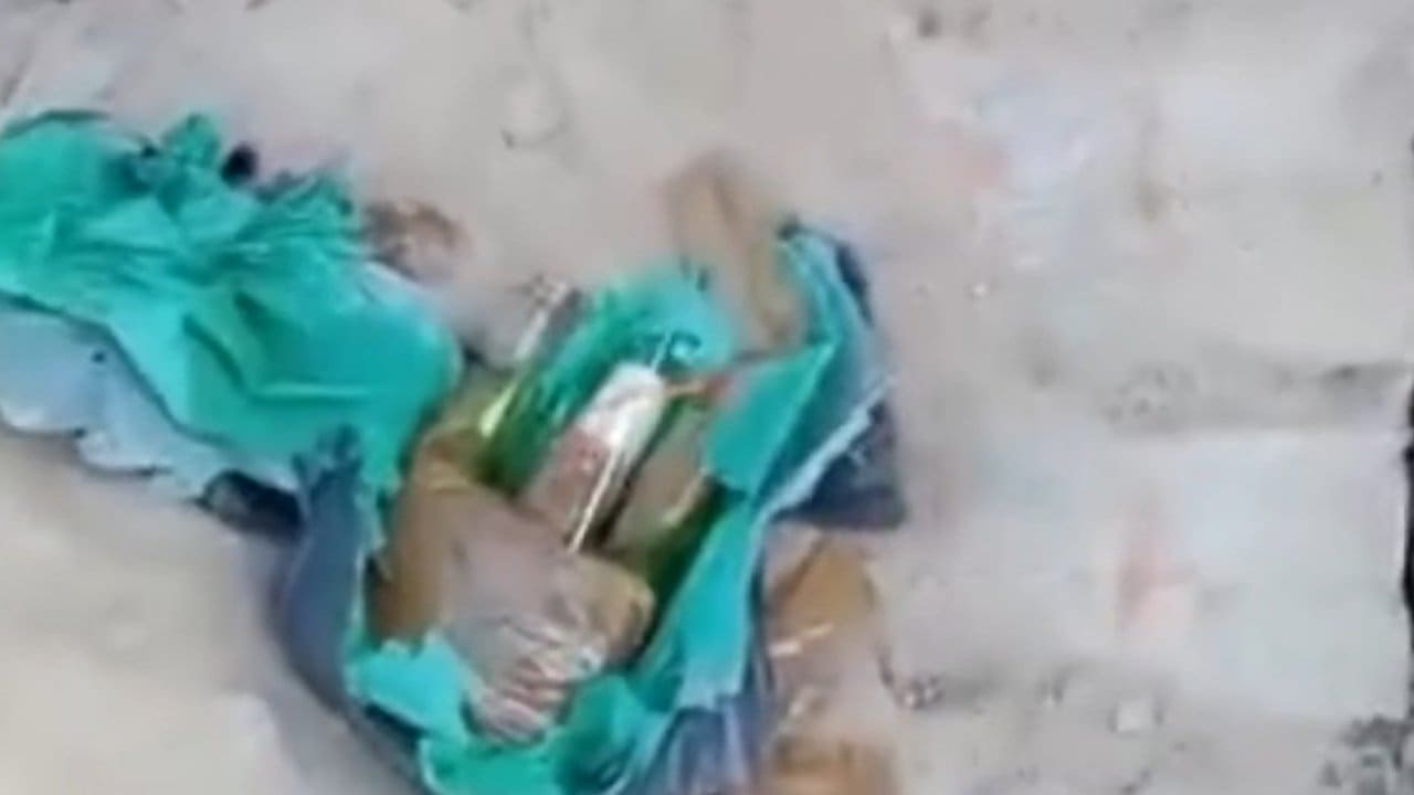 Itaperuna-RJ: Imagem mostra área após atentado a bomba, com destroços e tecido.