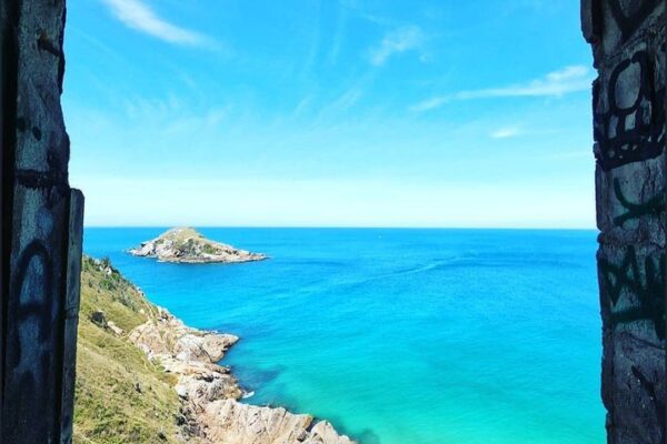 Janela do Céu em Arraial do Cabo, com vista para o mar azul e ilha.