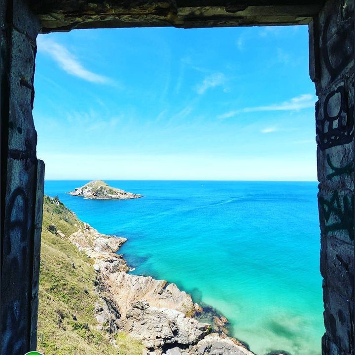 Janela do Céu em Arraial do Cabo, com vista para o mar azul e ilha.