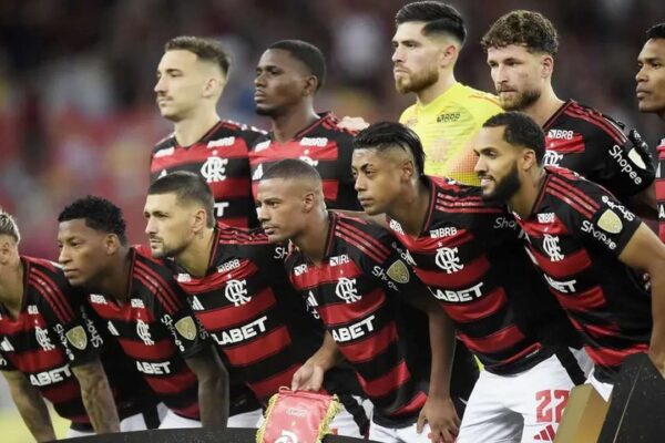 Jogadores do Flamengo posam para foto antes do jogo da Libertadores 2025 contra o Central Cordoba.