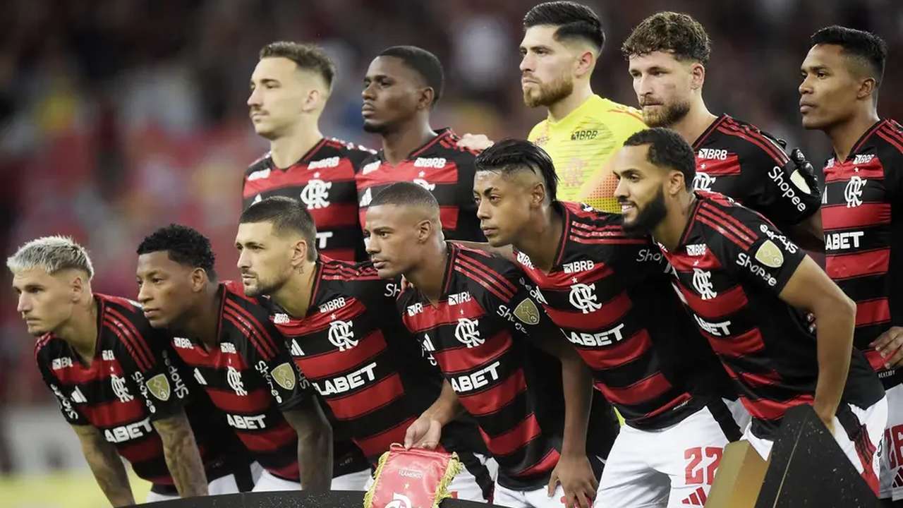 Jogadores do Flamengo posam para foto antes do jogo da Libertadores 2025 contra o Central Cordoba.