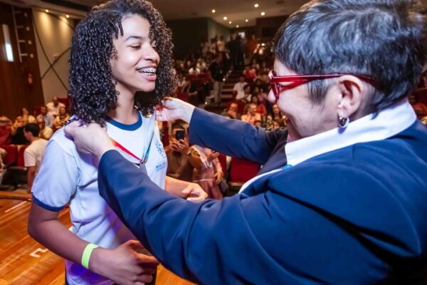 Jovem de Nova Friburgo recebe medalha de ouro na Olimpíada Brasileira de Matemática.