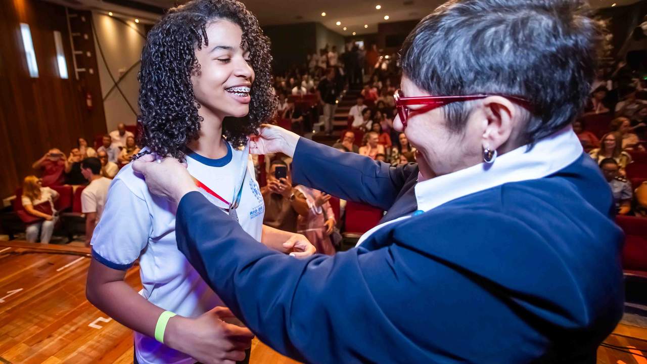 Jovem de Nova Friburgo recebe medalha de ouro na Olimpíada Brasileira de Matemática.