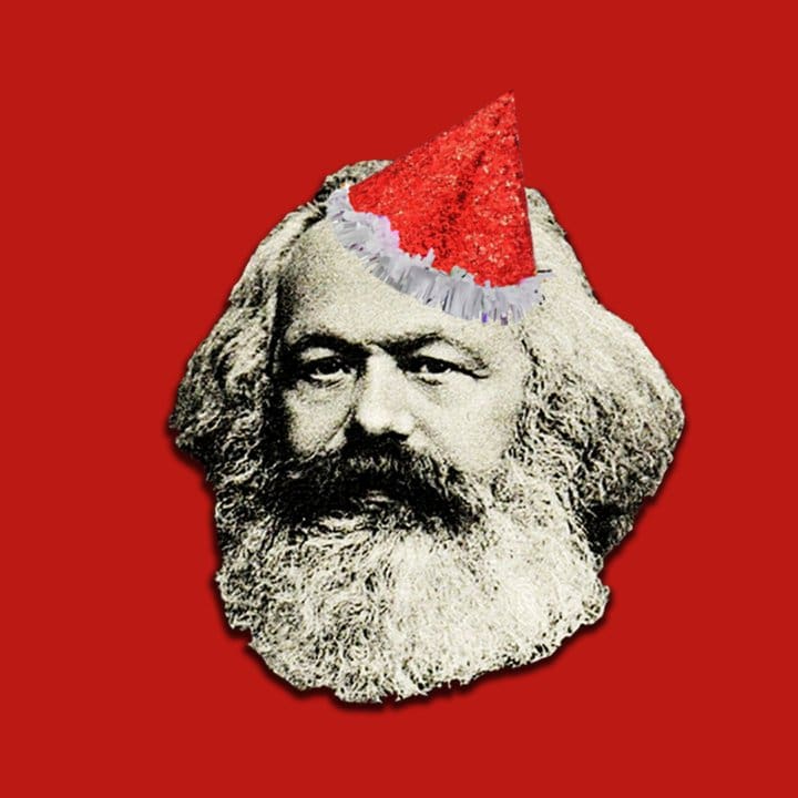 Karl Marx com chapéu de Papai Noel em fundo vermelho