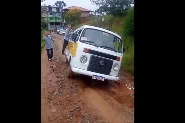 Kombi escolar atolada em estrada de terra em Macaé de Cima, Nova Friburgo, após chuvas.