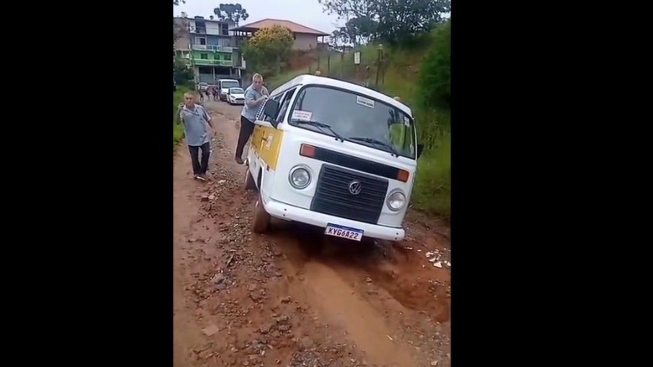 Kombi escolar atolada em estrada de terra em Macaé de Cima, Nova Friburgo, após chuvas.