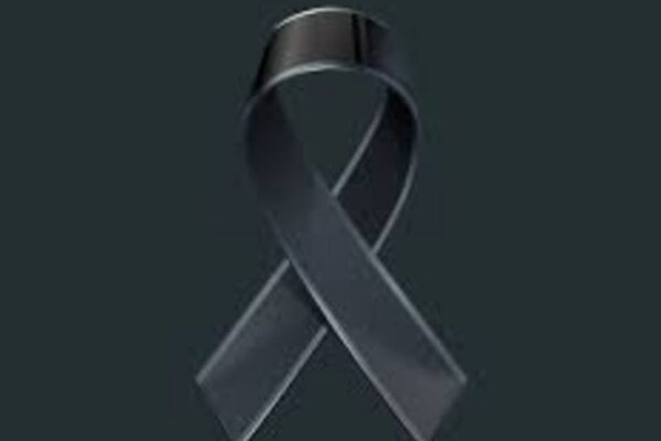 Laço de luto preto em homenagem a Vinícius Carvalho.