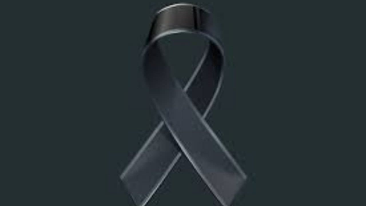 Laço de luto preto em homenagem a Vinícius Carvalho.