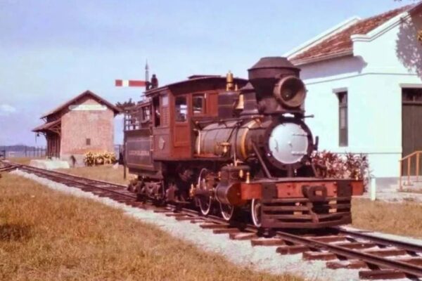 Locomotiva Leopoldina da Estrada de Ferro Mauá em estação ferroviária histórica.
