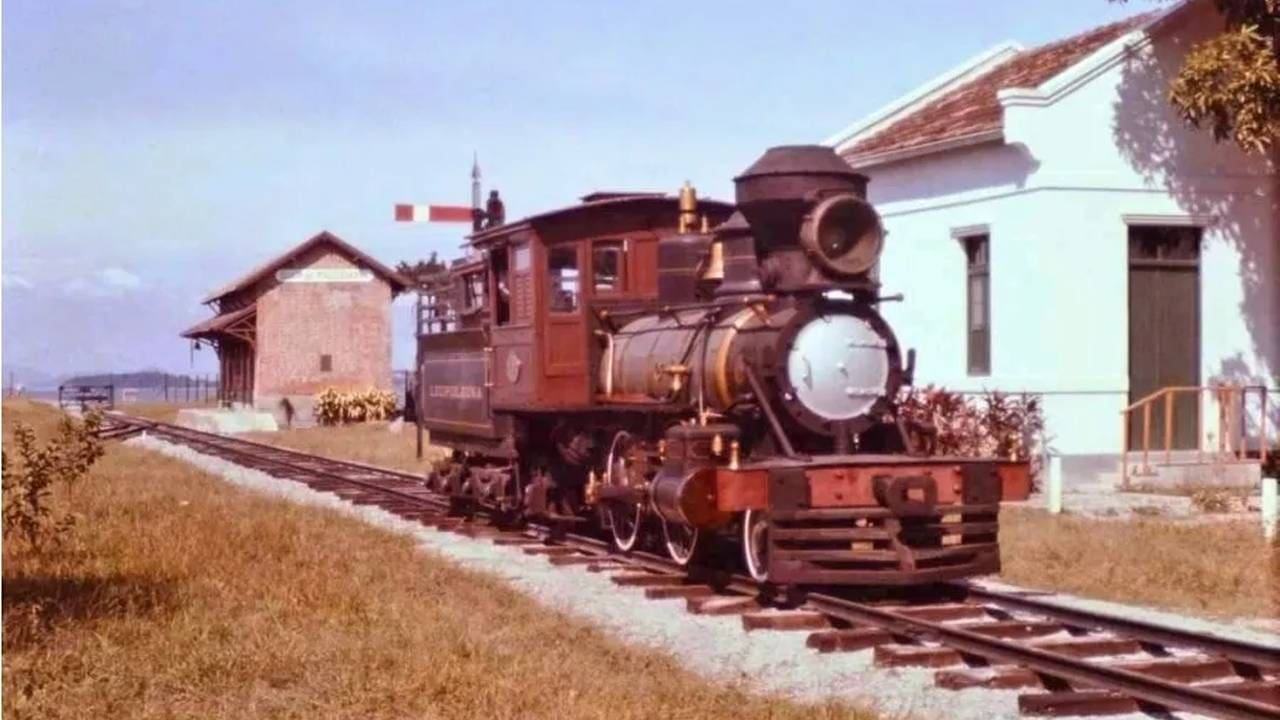 Locomotiva Leopoldina da Estrada de Ferro Mauá em estação ferroviária histórica.