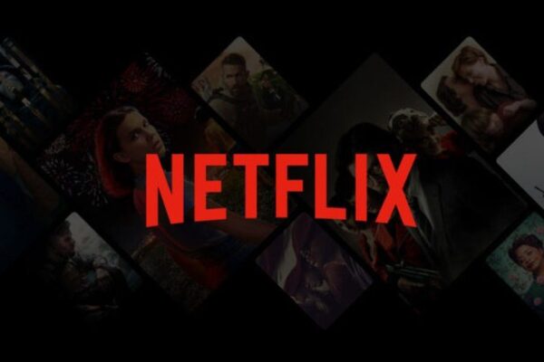 Logotipo da Netflix com imagens de séries e filmes no fundo, indicando seu catálogo.