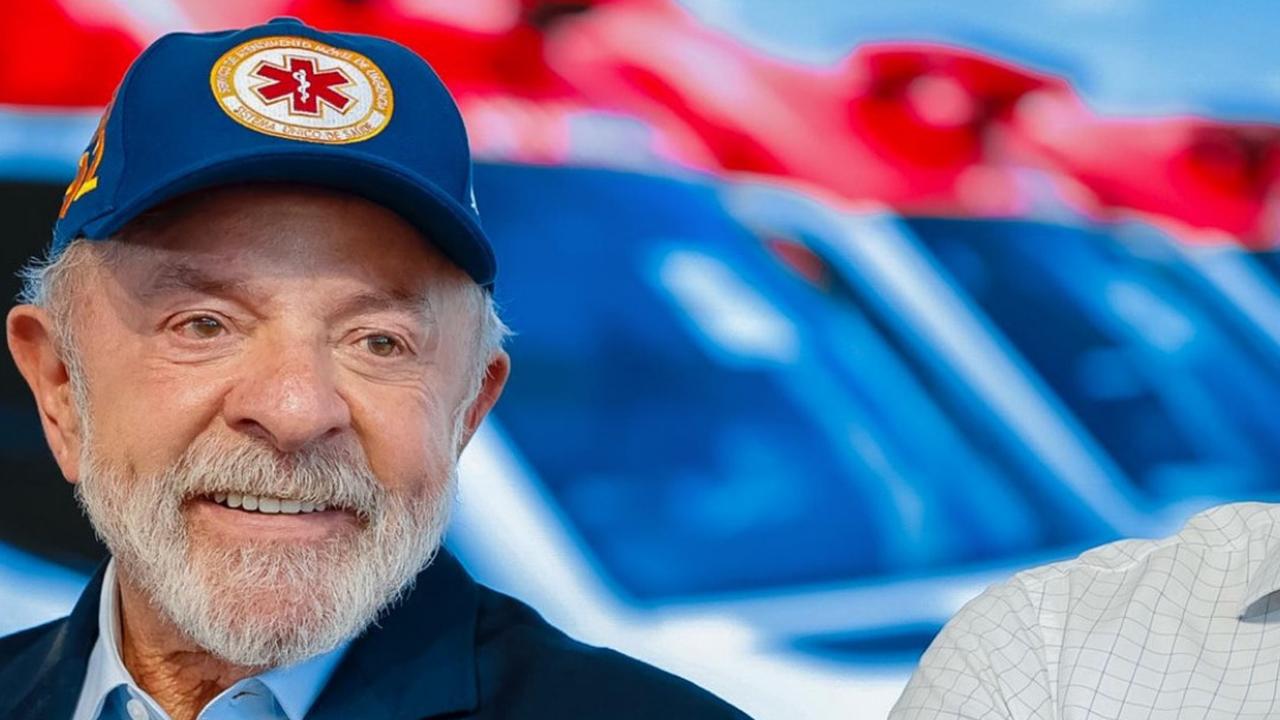 Lula sorrindo usando boné azul com logotipo em evento político