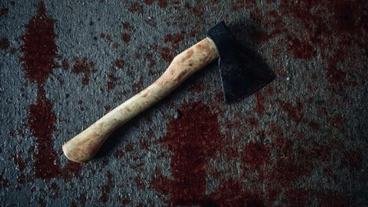 Machado ensanguentado em cena de crime.