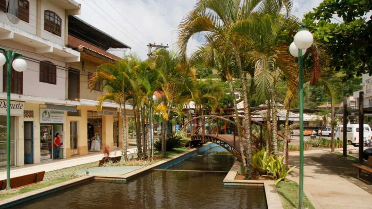 Macuco, a menor cidade do Rio de Janeiro, com palmeiras e canal.