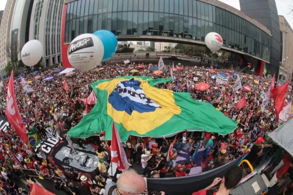 Manifestação com bandeira do Brasil e balões em protesto contra a anistia a golpistas.