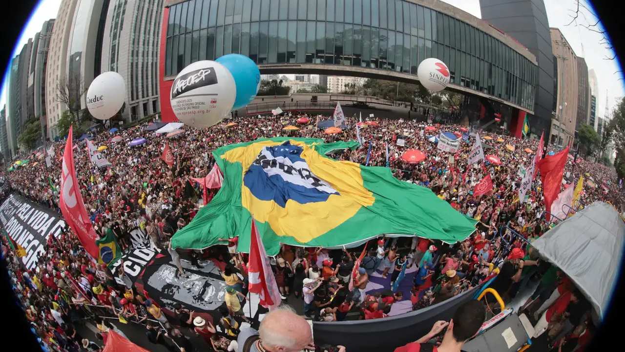 Manifestação com bandeira do Brasil e balões em protesto contra a anistia a golpistas.