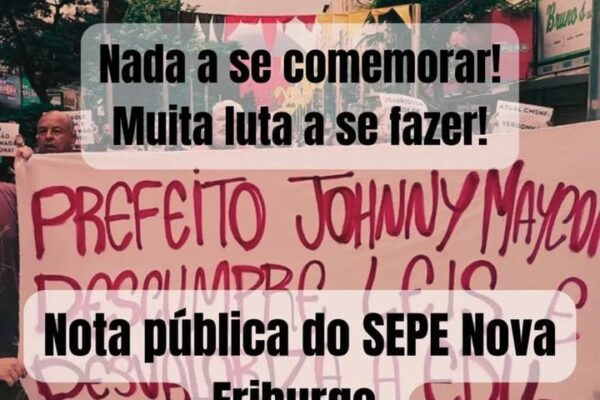 Manifestação com faixa sobre desvalorização e punições em Nova Friburgo, com texto 'Nada a se comemorar!'