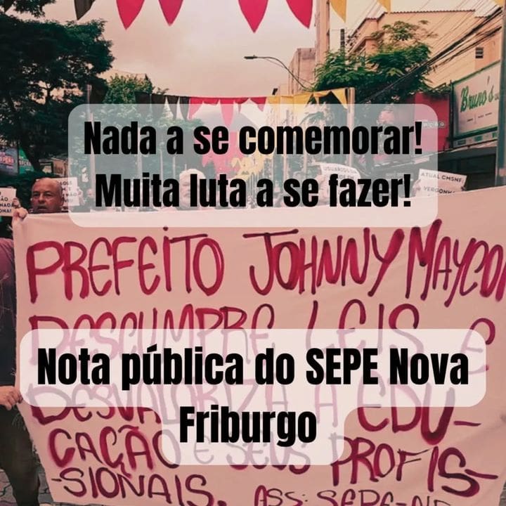 Manifestação com faixa sobre desvalorização e punições em Nova Friburgo, com texto 'Nada a se comemorar!'