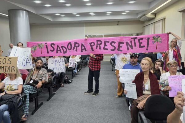 Manifestantes em sessão legislativa em Nova Friburgo, cobrando providências sobre posto de saúde em Lumiar.