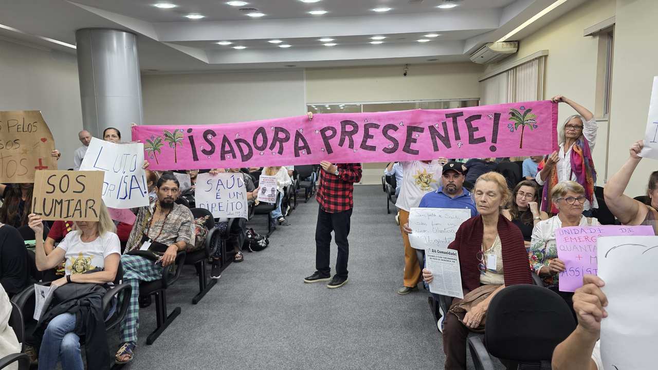 Manifestantes em sessão legislativa em Nova Friburgo, cobrando providências sobre posto de saúde em Lumiar.