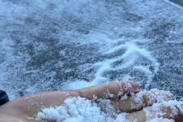 Mão segurando neve em Parque Nacional do Itatiaia, com geada intensa