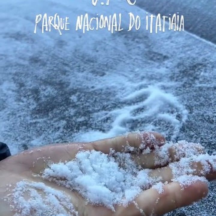 Mão segurando neve em Parque Nacional do Itatiaia, com geada intensa